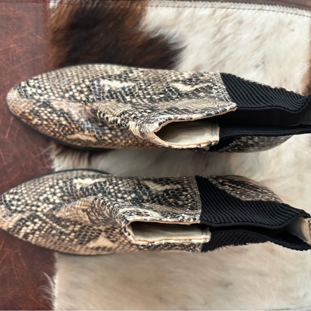 NWT Nine West snakeskin booties size 5